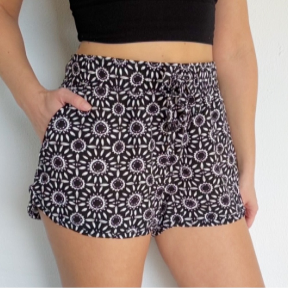 SO black white abstract floral medallion print pull on pocket shorts size XL